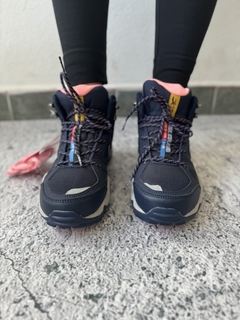 Botita trekking mujer con reflex en internet