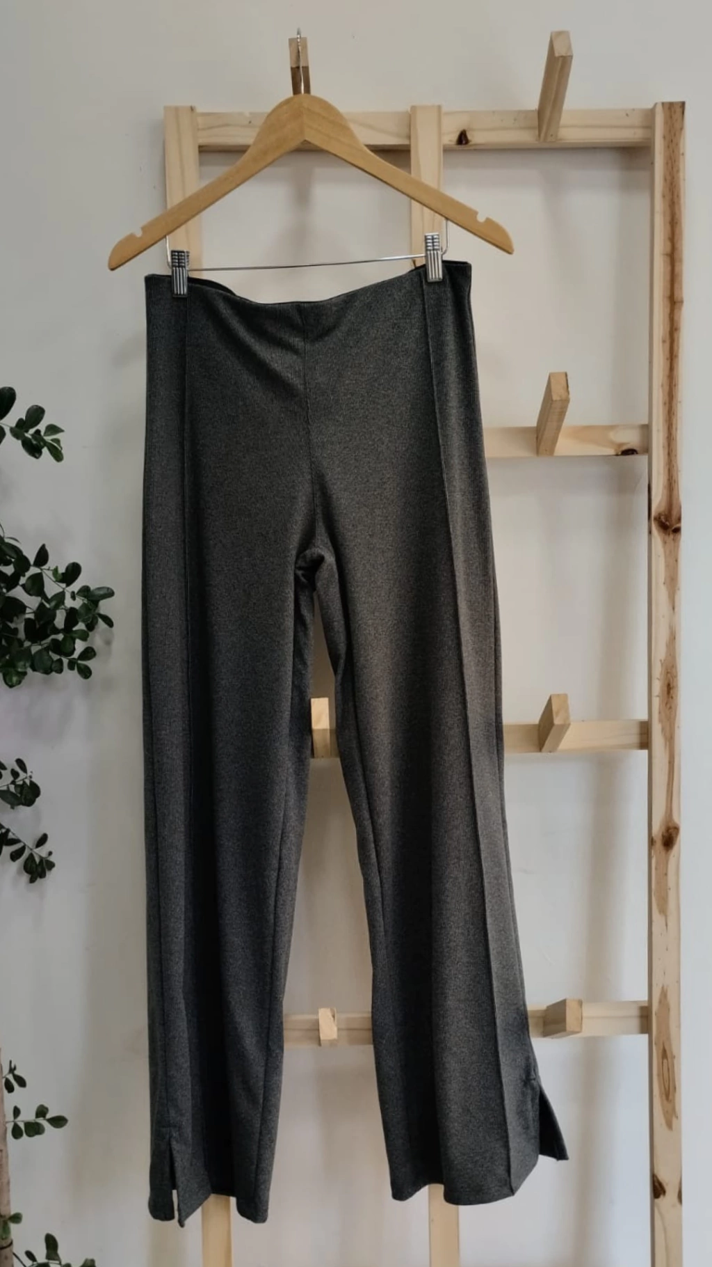 PANTALON DE LANILLA CON COSTURA CENTRAL Y TAJO LATERAL