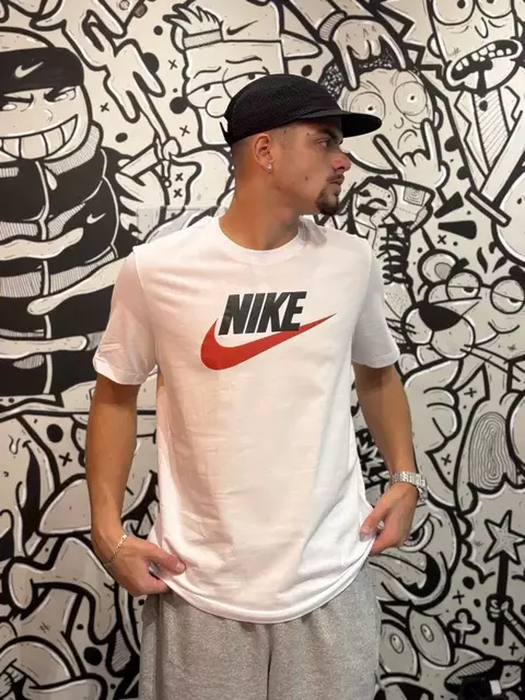 Camiseta Nike Sportswear Swoosh DX1985 Branca