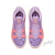 Tênis Nike Kyrie 7 'Daughters' na cor roxa com detalhes em rosa e amarelo, na vista lateral superior