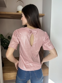 Imagen de Remera brillo espalda moño.