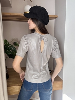 Remera brillo espalda moño. - Broxen
