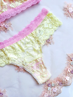 conjunto de corpiño y bombacha cola less en puntilla amarillo pastel y detalles en fucsia en internet