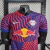 camisa-rb-leipzig-away-ii-azul-vermelha-modelo-player-2023-2024-23-24-forsberg-poulsen-olmo-kampl-haidara-timo-werner-xavi-simons-4