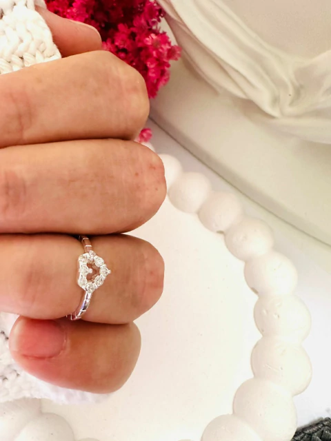 ANEL CORAÇÃO VAZADO ZIRCÔNIA MARIA