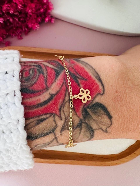 PULSEIRA PINGENTES FLORZINHAS OUR