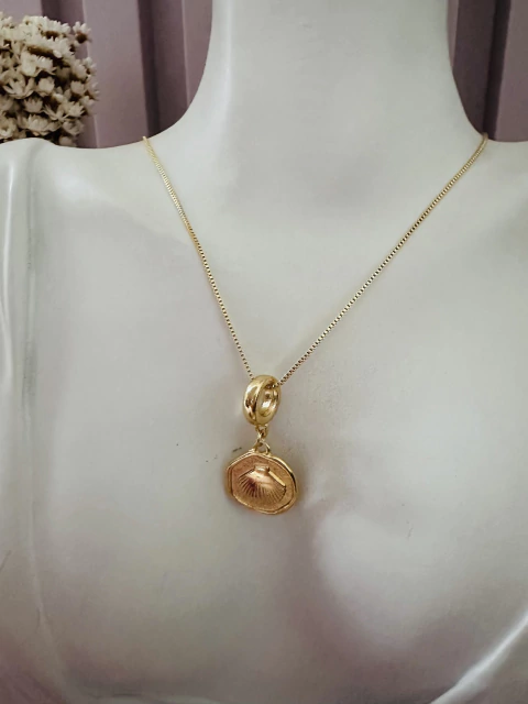 COLAR MEDALHA CONCHA PRAIA OUR