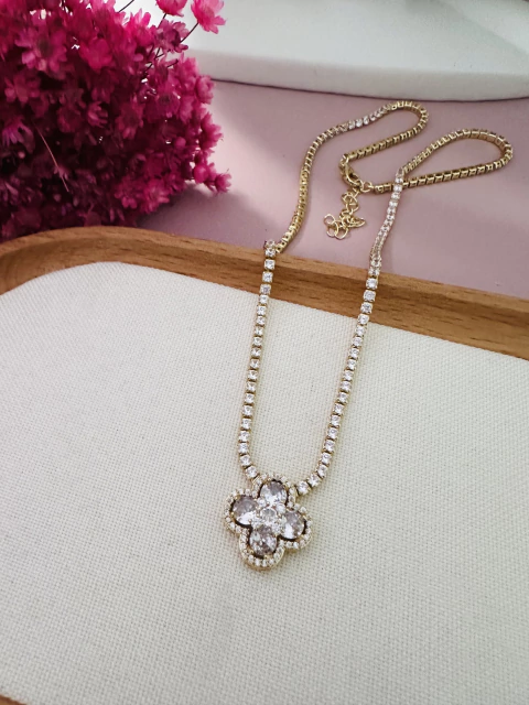 COLAR PREMIUM RIVIERA TREVO CRAVEJADO ZIRCÔNIA OUR