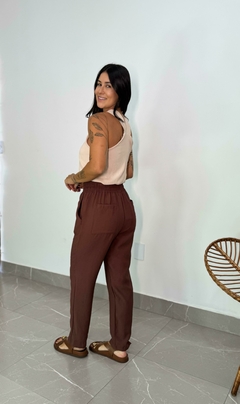 Calça Chloe Marrom na internet