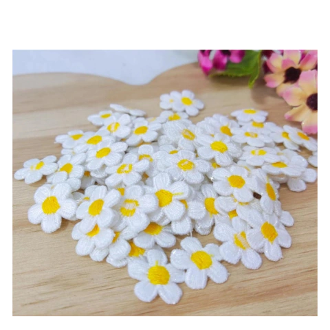 Aplique flor bordada 5 pétalas branca - 1 cm. - 10 unid.