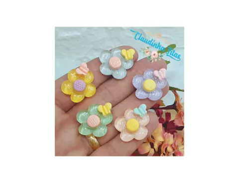 Aplique de resina flor c/borboleta translucida 2,5cm x 2cm - c/5 unidades sortidas