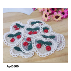 Aplique de renda coração c/cereja bordada - 4 cm. - 2 unid.