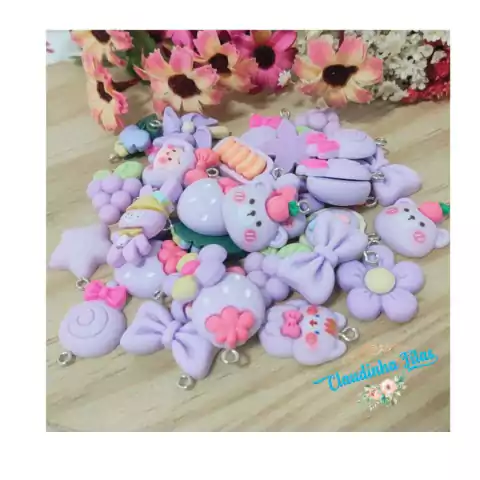 Pingente em resina diversos frutinhas, bichinhos e flores lilás - com 5 unidades