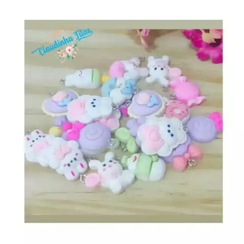 Pingente em resina diversos docinhos e bichinhos branco - com 5 unidades