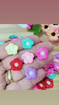 Aplique mini flor bordada 1,5 cm - 12 unid. sortidas