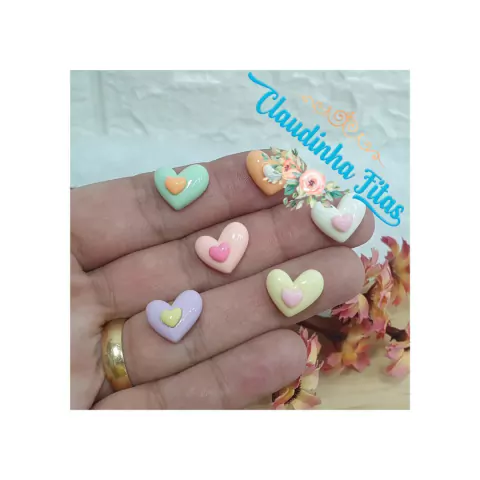 Aplique de resina coração 1,4cm x 1,1cm - c/10 unidades sortidas