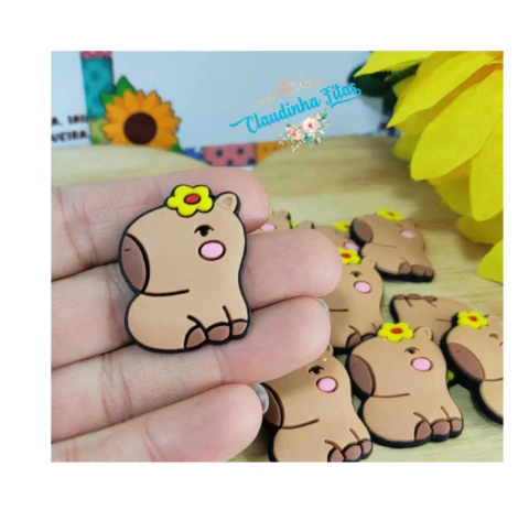 Aplique emborrachado capivara com flor- 2 unid. tam. 4 x 4 cm