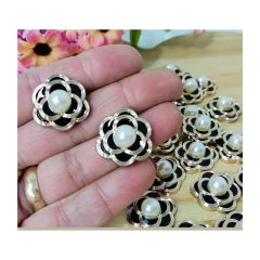 Aplique chaton flor com miolo de pérola - 2 cm - ( 2 unidades)