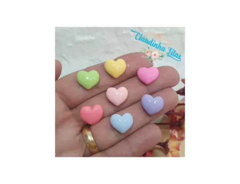 Aplique de resina coração leitoso 1,2cm - c/10 unidades sortidas