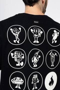Remera semi-oversized Locos Personajes - Negra en internet