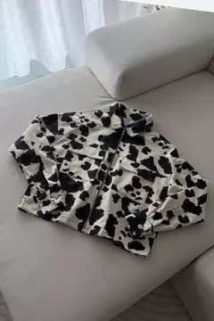 ART. 01 // Campera Gabardina Print COW en internet