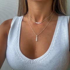 Colar Pingente Vertical com 6 Zircônias Folheado a Prata Amaea 