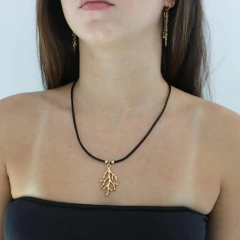 Choker Amaea de Courinho Pingente Coral Folheado a Ouro 18k - comprar online