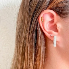 Brinco Amaea Argola formato triangular em Zircônias Folheado a Prata - 1 Ano de Garantia no Banho