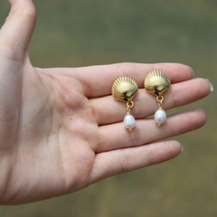 Brinco Amaea Concha com Perola de Agua Doce Folheado a Ouro 18k - loja online