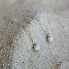Brinco Amaea Fio Passante com Esfera Natural Howlita Branca Folheado a Ouro 18k