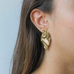 Conjunto Amaea Colar e Brinco Formato Folha Trabalhada Folheado a Ouro 18k 