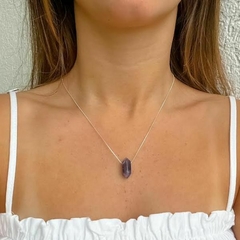 Colar Amaea Pingente Pedra Natural Ametista Hexagonal Folheado a Prata