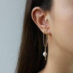 Brinco Amaea Fio Passante com Pérola de Água Doce Folheado a Ouro 18k