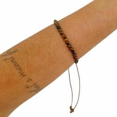 Pulseira Amaea Esfera Natural Olho de Tigre 4mm Macramê ou Folheados