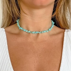 Choker Amaea Cascalho Pedra Howlita Azul Natural Mini Folheado a Ouro 18k