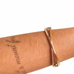 Bracelete Amaea Formato X Trabalhado Folheado a Ouro 18k