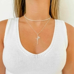 Colar Amaea Crucifixo 45mm Cravejado em Zircônias Folheado a Prata