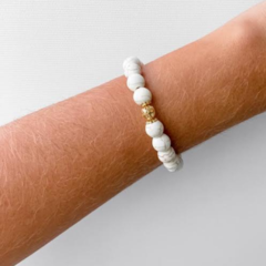 Pulseira Amaea Esferas Natural Howlita Bege 8mm com entremeios Folheada a Ouro18k