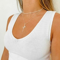 Colar Amaea Crucifixo 45mm Cravejado em Zircônias Folheado a Prata