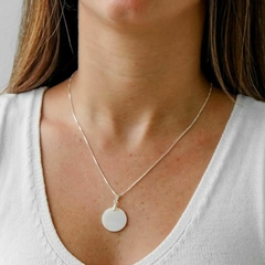 Colar Amaea Madrepérola Natural Moeda 3cm Folheada a Prata - comprar online