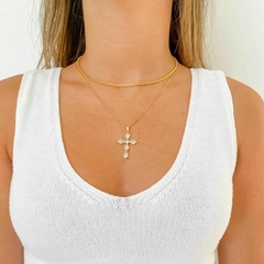 Colar Amaea Crucifixo 32mm em Zircônias Navete Folheado a Ouro 18k
