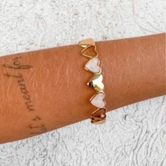 Bracelete Amaea Coração Vazado e Resinado Banhado a Ouro
