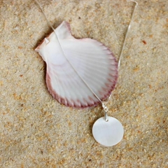 Colar Amaea Madrepérola Natural Moeda 3cm Folheada a Prata
