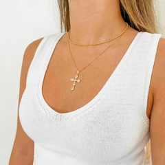 Colar Amaea Crucifixo 32mm em Zircônias Navete Folheado a Ouro 18k