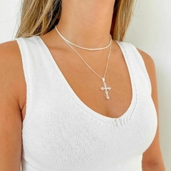 Colar Amaea Crucifixo 32mm em Zircônias Navete Folheado a Prata
