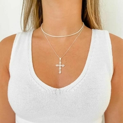 Colar Amaea Crucifixo 32mm em Zircônias Navete Folheado a Prata