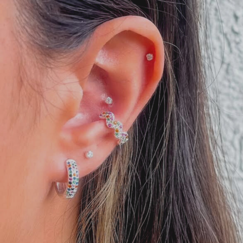 Brinco de Argolinha Amaea três fileiras com Zircônias Coloridas Folheada a Prata