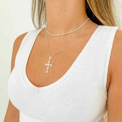 Colar Amaea Crucifixo 32mm em Zircônias Navete Folheado a Prata