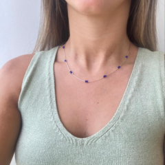 COLAR AMAEA CURTO EM CRISTAL FACETADO AZUL BIC COM ENTREMEIOS FOLHEADO A PRATA