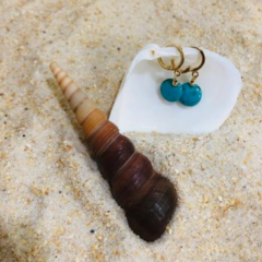 Brinco Amaea Moeda Howlita Azul Natural Folheada a Ouro 18k